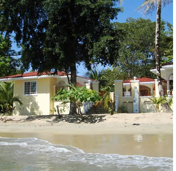 En av de mycket få semesterbostäder i Bocas del Toro som ligger direkt på stranden