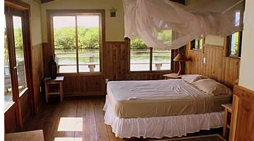 De master bedroom in Casa Saigon is voorzien van airconditioning